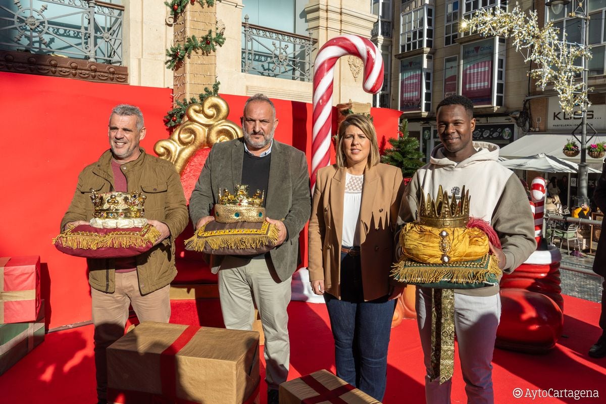 La alcaldesa junto a los tres enviados de los Reyes Magos