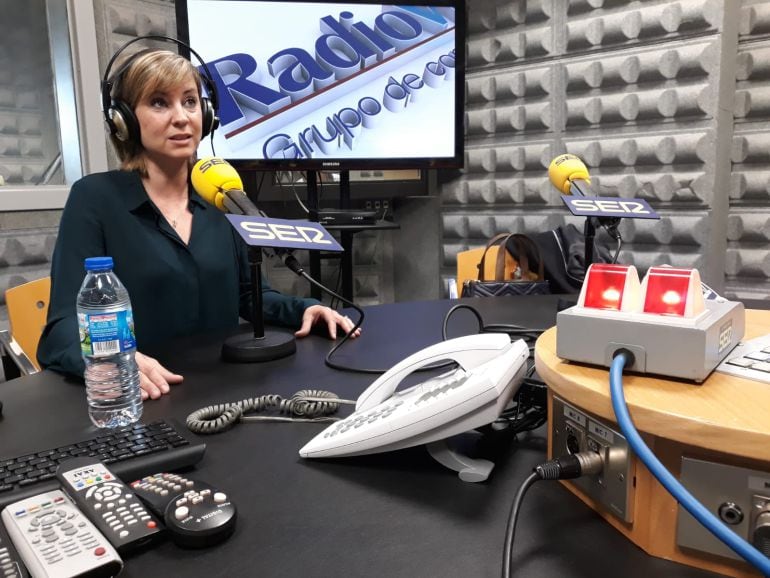 Verónica Martínez en el estudio de Radio Coruña, Cadena Ser, durante la entrevista