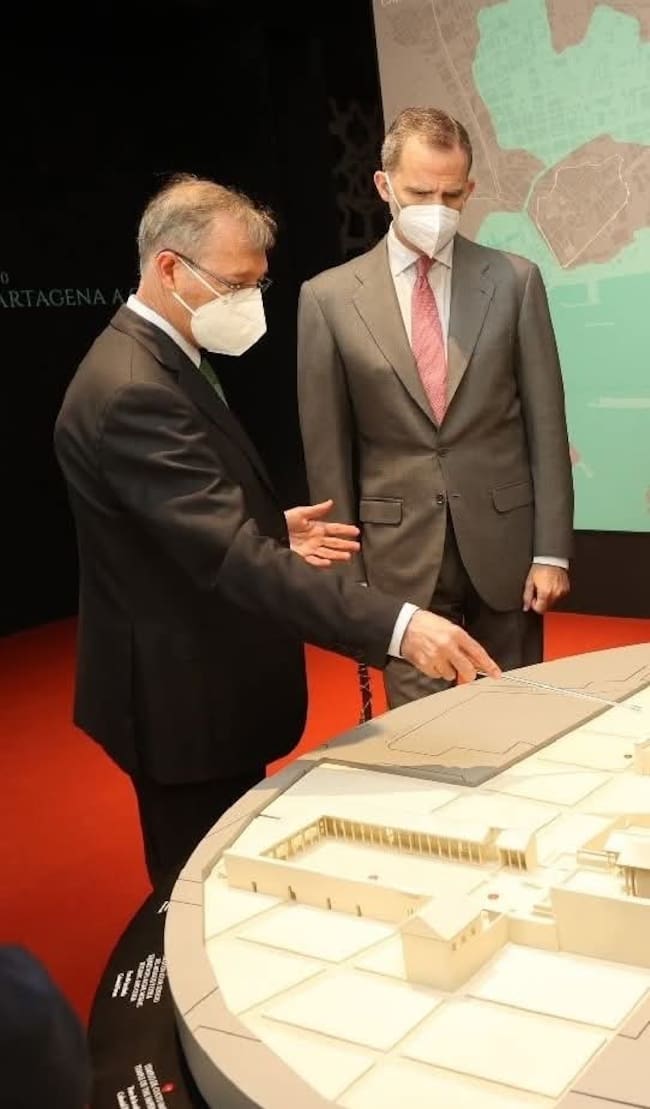 Mostrando al rey el Museo Foro Romano de Cartagena