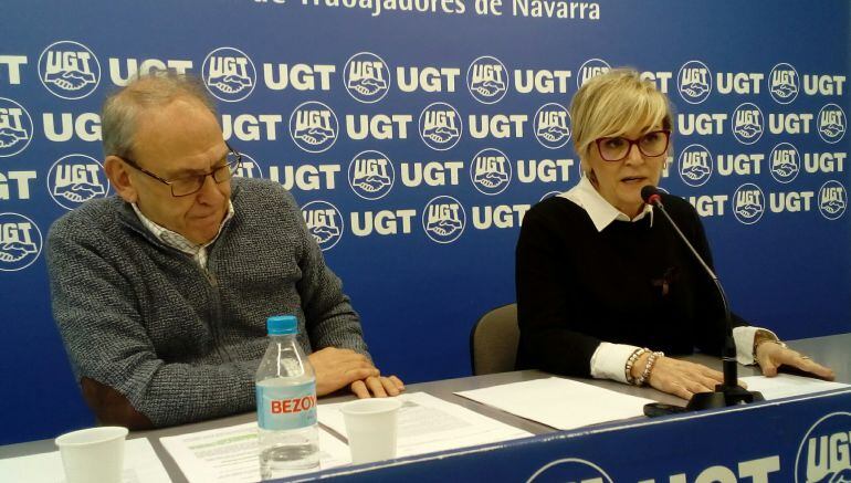 La a secretaria de Política Sindical de UGT Navarra, Marisol Vicente, presenta el informe anual del sindicato sobre la evolución de la atención a la dependencia en Navarra, junto a Javier Larequi, en representación del equipo que ha realizado el informe