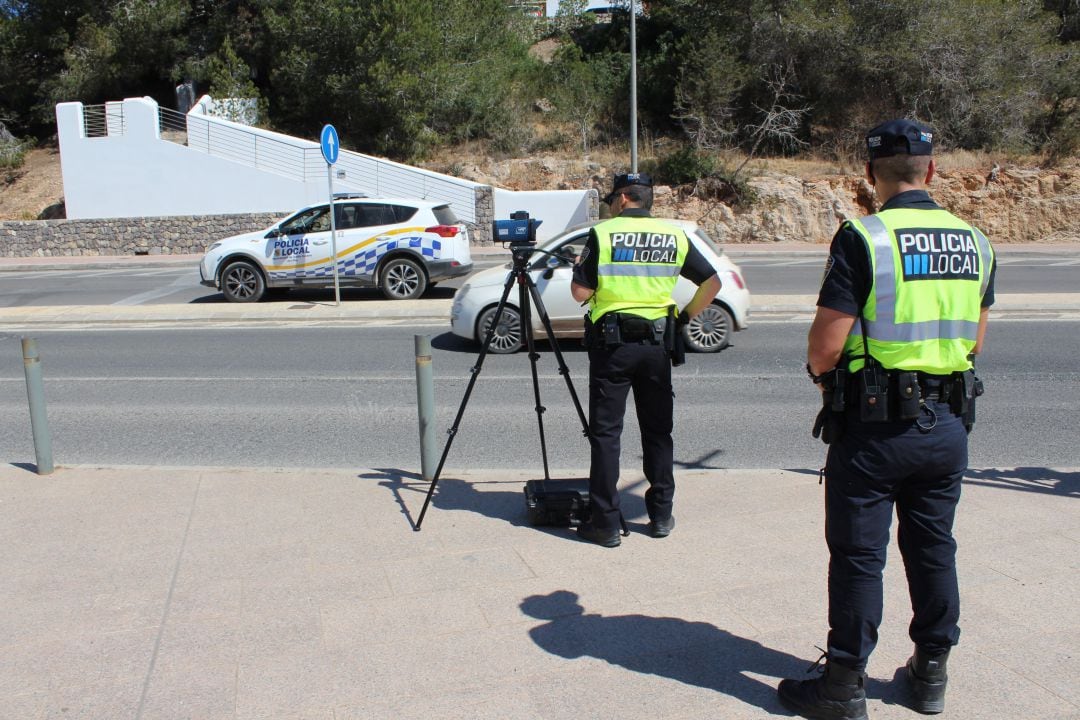 Efectivos policiales en un control