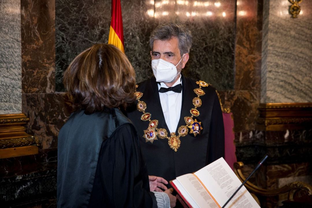 El presidente del TRibunal Supremo y del Consejo General del Poder Judicial, Carlos Lesmes (d), y la fiscal general del Estado, Dolores Delgado (i) asisten a la toma de posesión de Eduardo Esteban Rincón como fiscal de Sala del Supremo