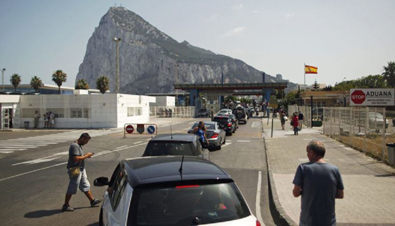 La Verja entre España y Gibraltar, vista desde La Línea de la Concepción (Cádiz)