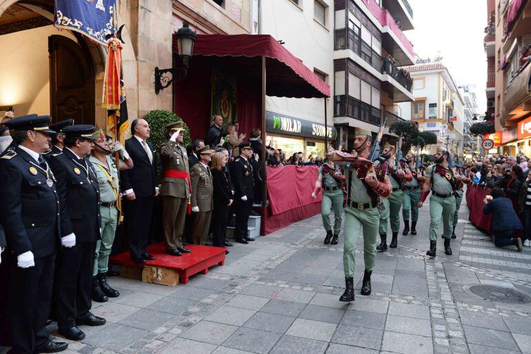 Un momento del desfile del pasado año al paso de la legión por el Ayuntamiento de Algeciras.