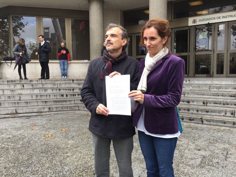 José Manuel López y Mónica García, portavoz de sanidad en la Asamblea de Podemos, presentando la denuncia