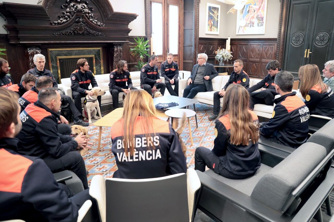 Joan Ribó recibe a los miembros del cuerpo de Bomberos que han participado en el terremoto de Turquía