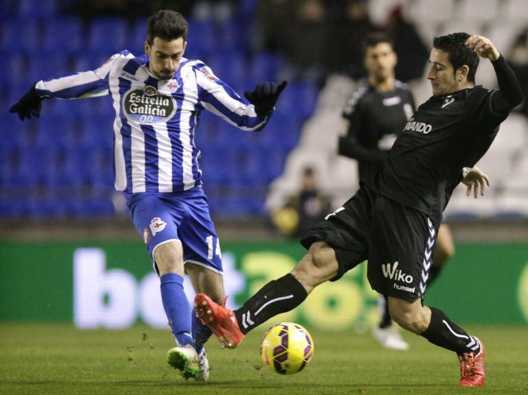 GRA406. A CORUÑA, 06/02/2015.- El delantero del Eibar Saúl Berjón (d) disputa un balón con el centrocampista del Deportivo Isaac Cuenca (i), durante el partido de la vigésimo segunda jornada de la Liga de Primera División que se juega hoy en el estadio de Riazor, en A Coruña. EFE/Cabalar