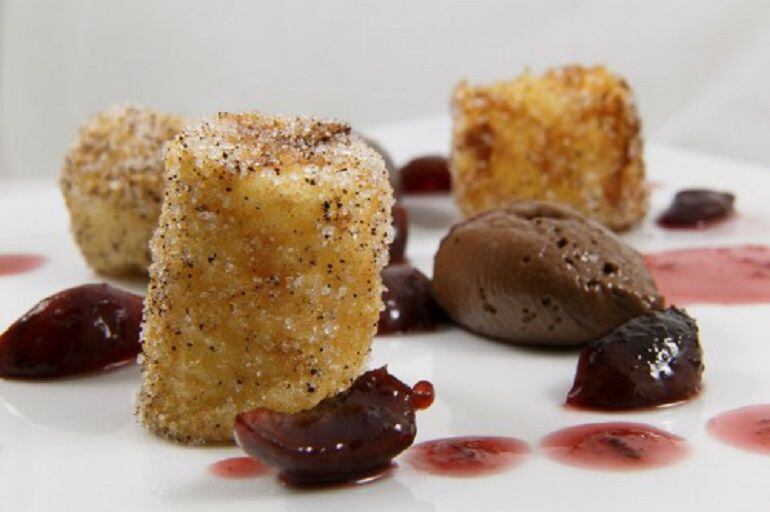 Leche frita con cremoso de chocolate y cerezas estofadas