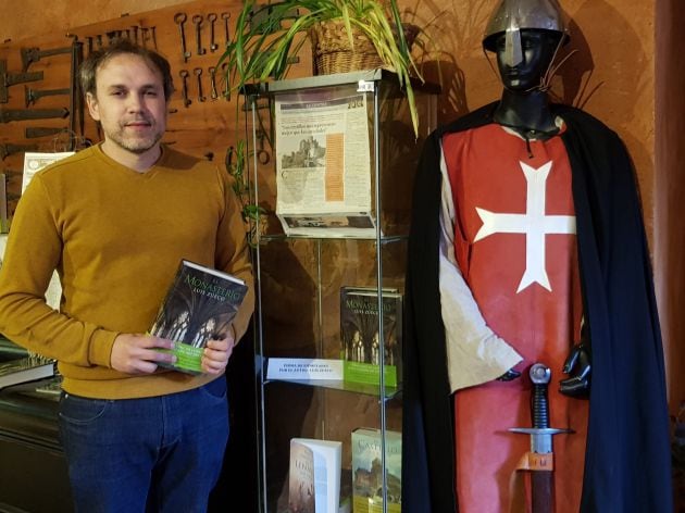 Luis Zueco, con uno de sus libros en la mano, en el castillo