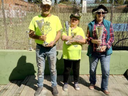 Integrantes de la tripleta mixta, con sus trofeos