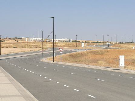 Vista general del polígono Valdeherrera. Al fondo las obras de construcción de la nueva factoría de Lonypack Global