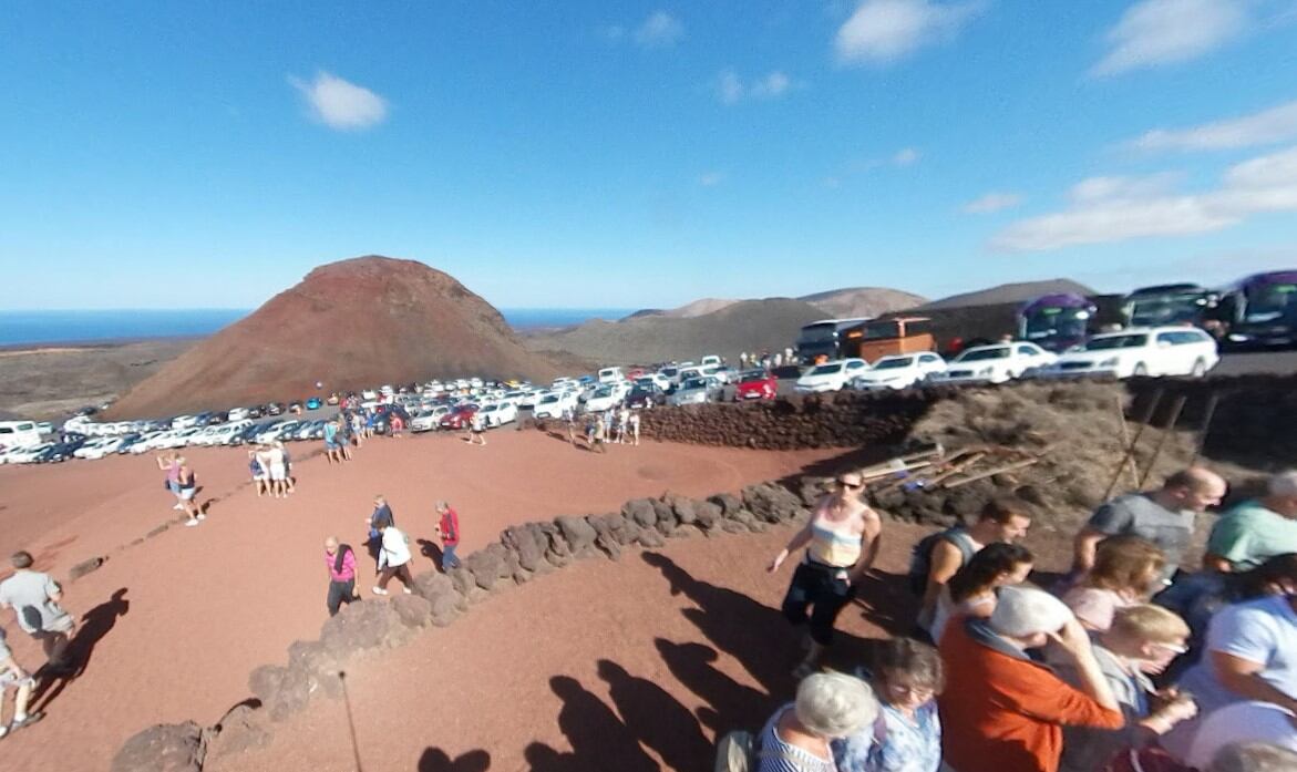 Vehículos aparcados en el &#039;Islote del Hilario&#039;, dentro del Parque Nacional de Timanfaya.