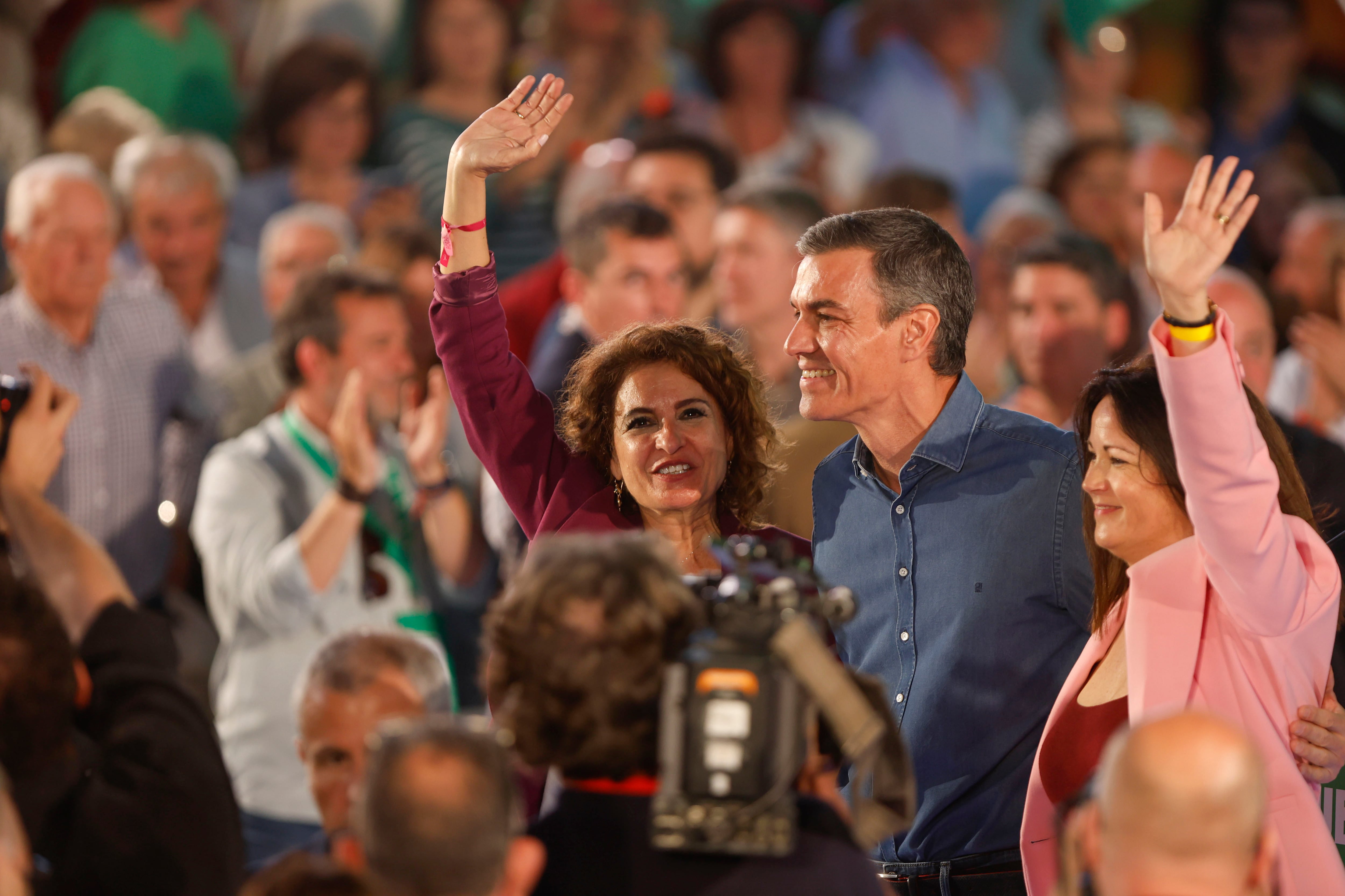 El secretario general del PSOE y presidente del Gobierno, Pedro Sánchez (2d), y la candidata de esta formación a la Presidencia de la Junta de Andalucía, María Jesús Montero (c), durante un acto de precampaña en Córdoba este domingo.