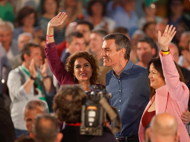 El secretario general del PSOE y presidente del Gobierno, Pedro Sánchez (2d), y la candidata de esta formación a la Presidencia de la Junta de Andalucía, María Jesús Montero (c), durante un acto de precampaña en Córdoba este domingo.