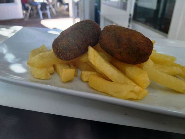 Croquetas de chocos en su tinta