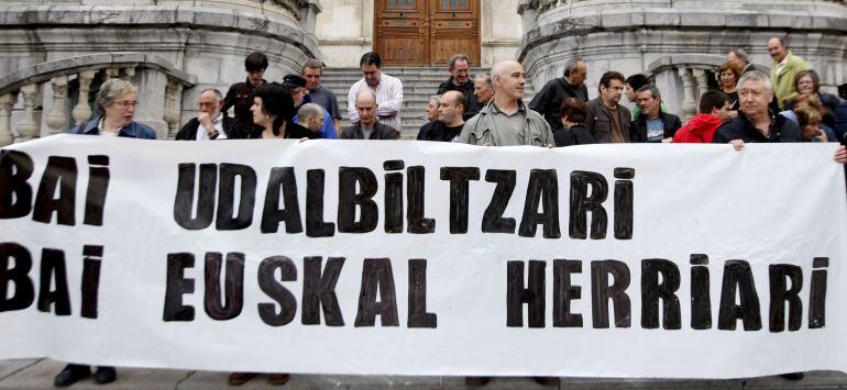 Un momento de la concentración de apoyo a la ilegalizada Udalbiltza Kursaal (asamblea de electos de Batasuna) convocada para hoy en la puerta del Ayuntamiento de Bilbao