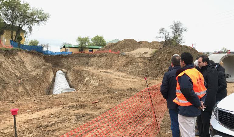 El alcalde de Leganés visitando las obras este invierno