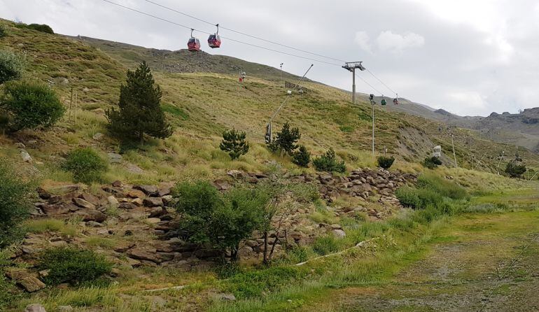 El telecabina Borreguiles, en Sierra Nevada (Granada), funcionando este verano en la estación de esqui y montaña