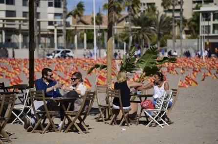 Varias personas disfrutan en la terraza de un bar en la Playa de la Patacona de Alboraia.