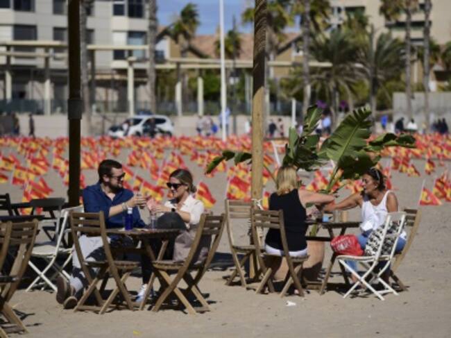 Varias personas disfrutan en la terraza de un bar en la Playa de la Patacona de Alboraia.