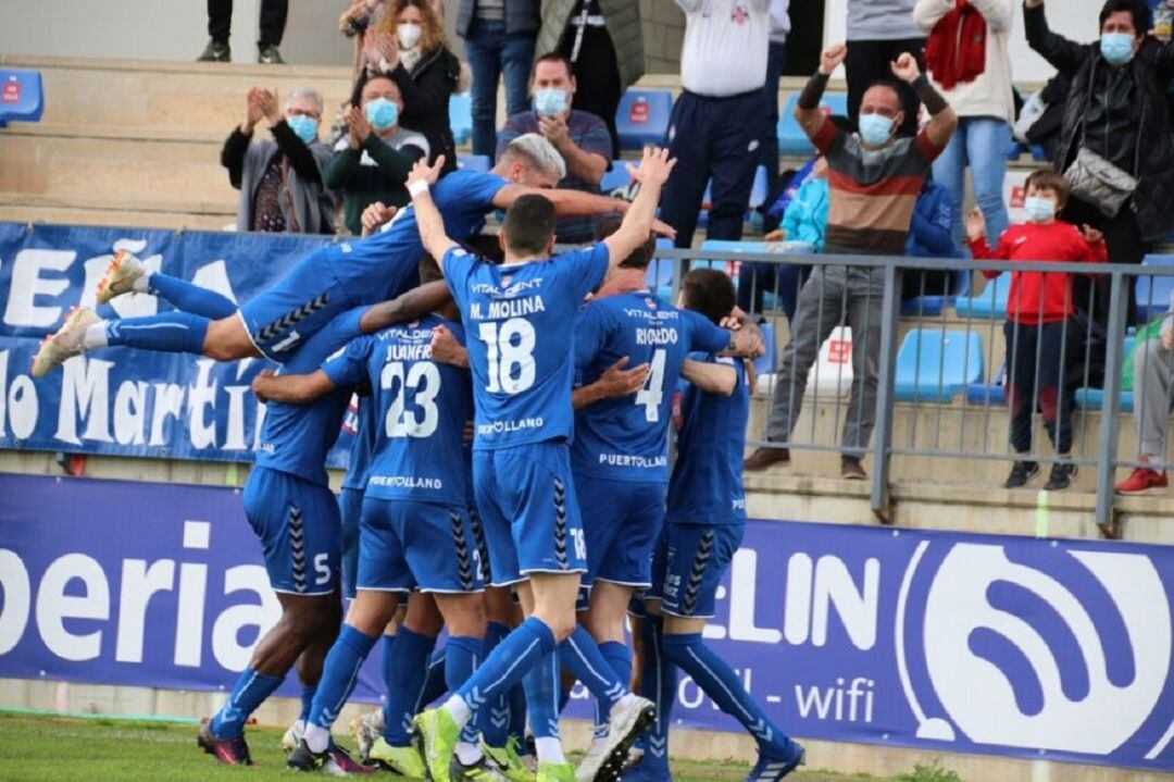 Jugadores del CS Puertollano, celebrando un gol este domingo