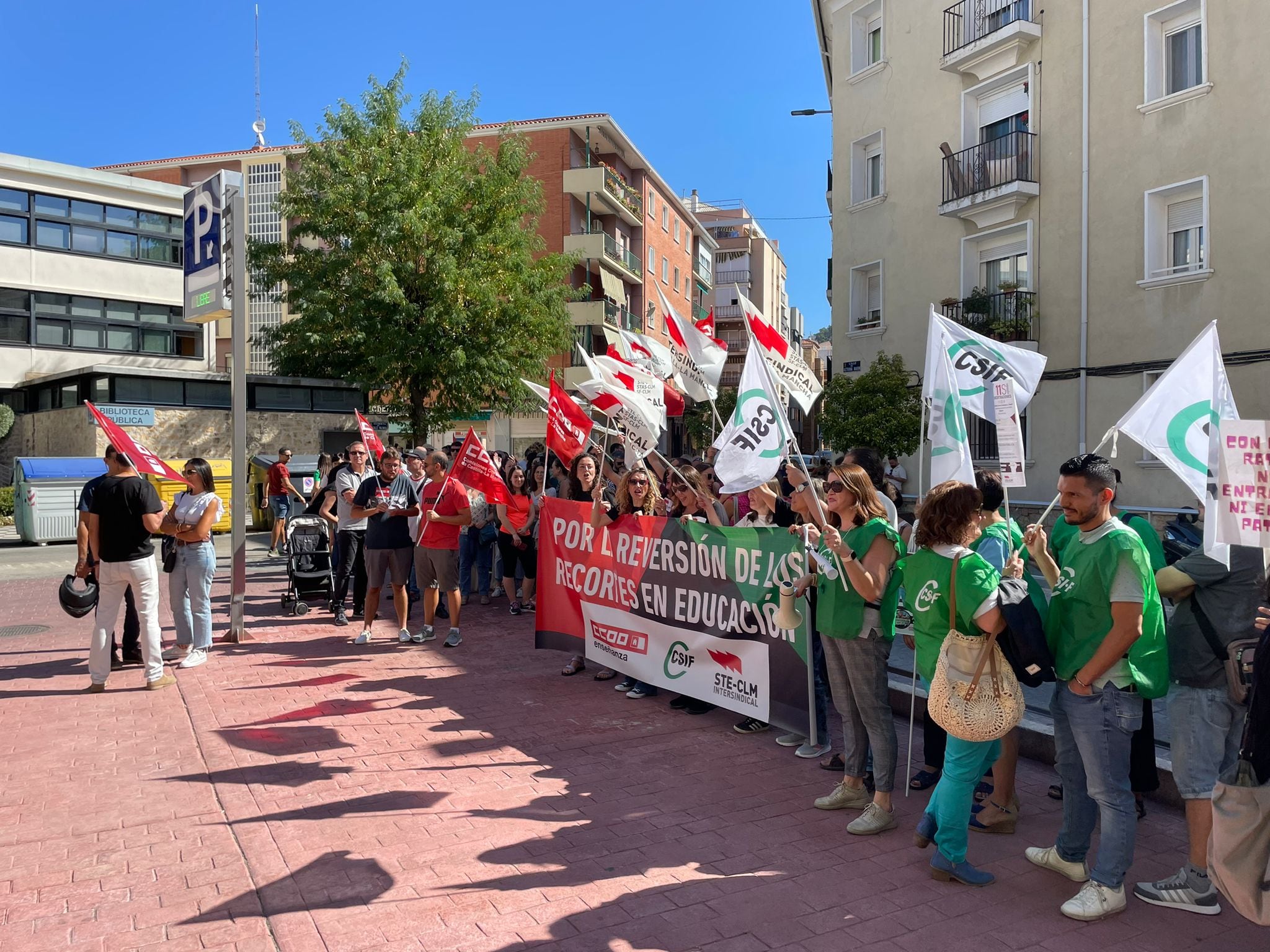 Los tres sindicatos convocantes se han concentrado ante la Delegación de Educación