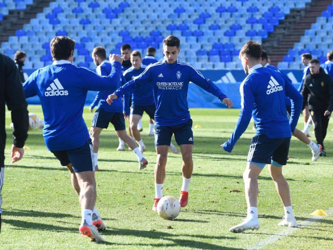 Bermejo, junto a Chavarría y Azón, hacen un rondo en La Romareda