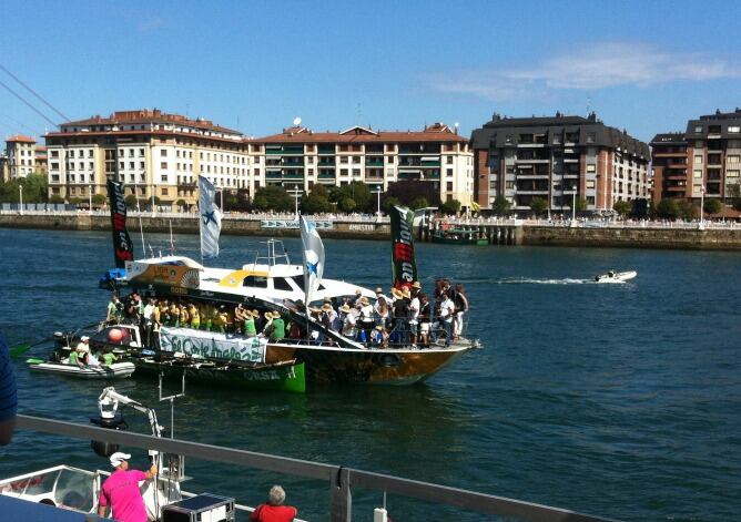 Los remeros de Hondarribia reciben la corona de campeones de Liga en Portugalete.