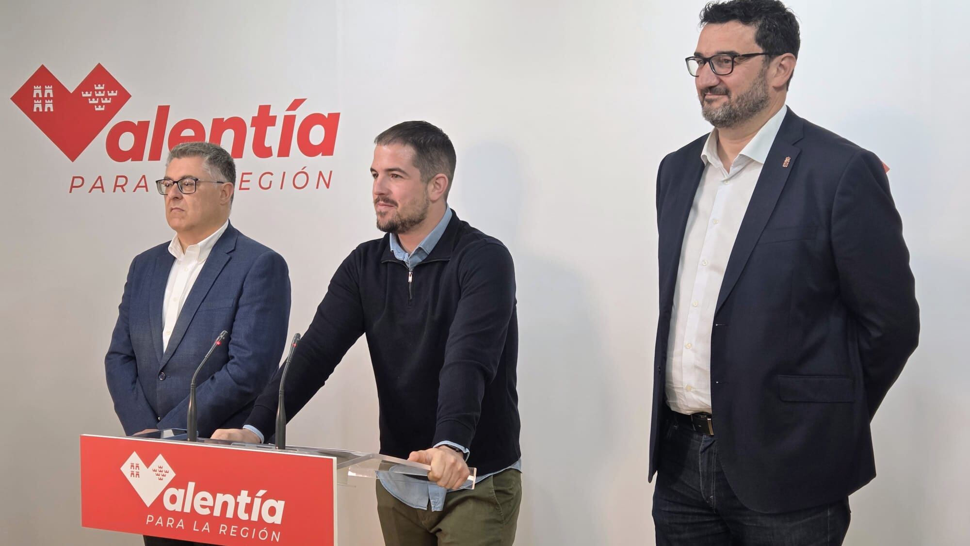 El portavoz del PSOE en el Ayuntamiento de Murcia, Ginés Ruiz, y el diputado regional socialista Miguel Ortega en rueda de prensa sobre vivienda