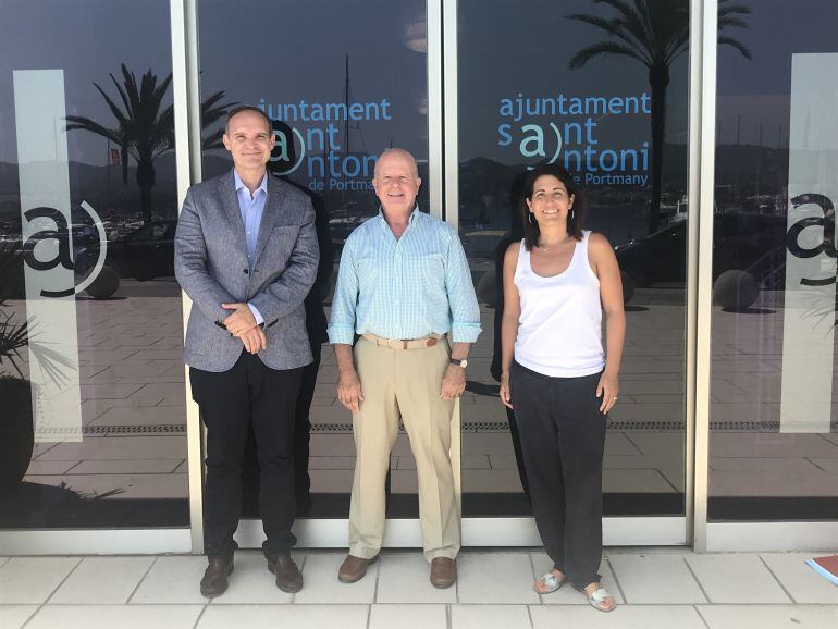 El director insular, con el alcalde y la concejal de Gobernación de Sant Antoni