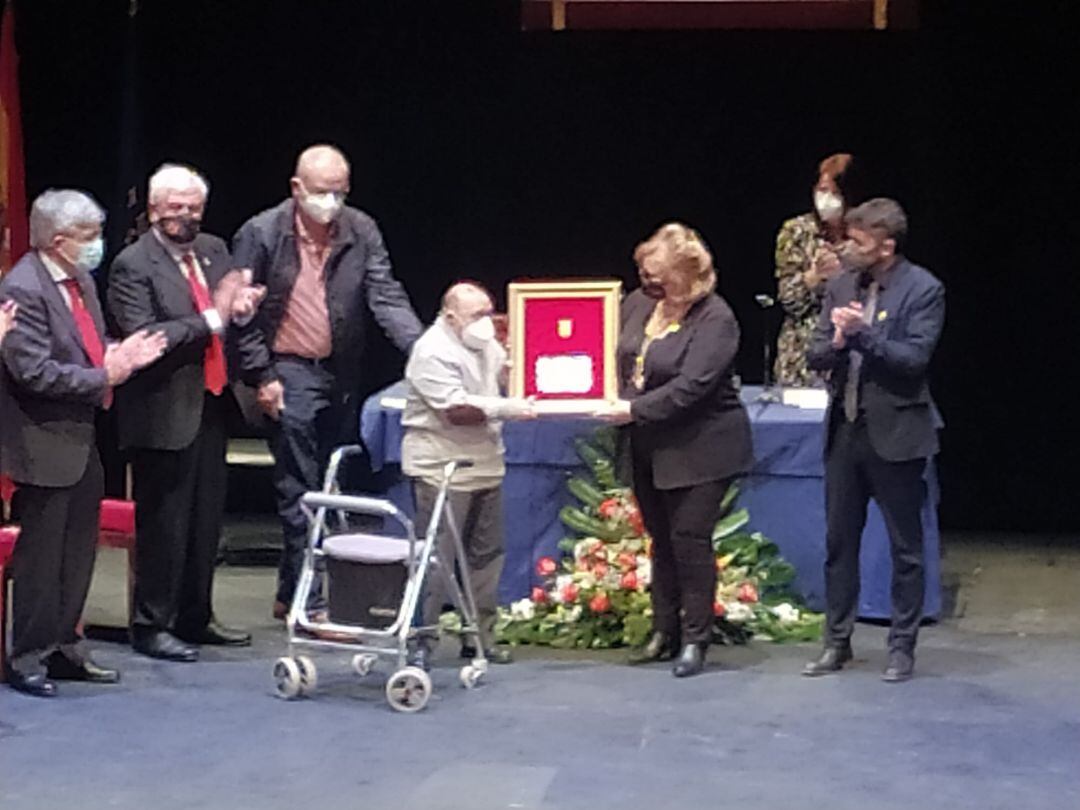 Momento de la entrega de la medalla de oro