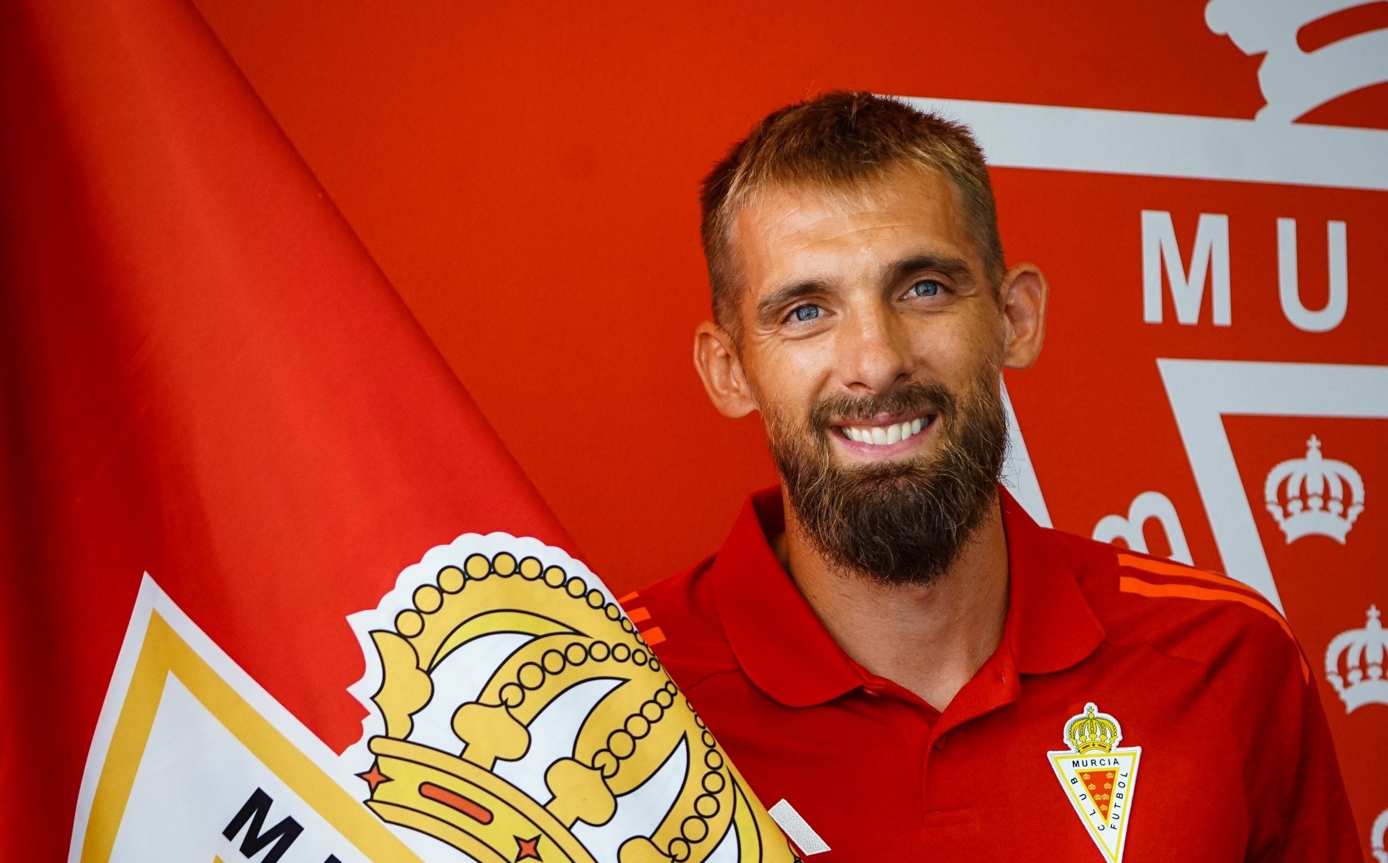 Esteban Saveljich posa con la bandera del Real Murcia