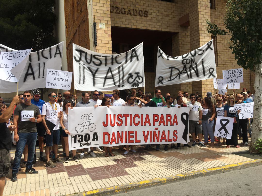 Imagen de una concentración pidiendo justicia por la muerte de daniel Viñals