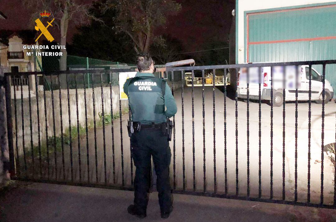 Agente de la Guardia Civil frente a la empresa en la que trataba de robar el detenido.