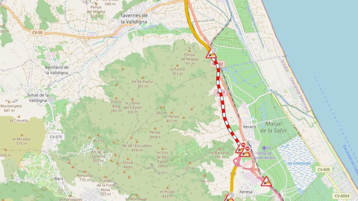 El incendio de un vehículo corta la AP7 a la altura de Tavernes de la Valldigna