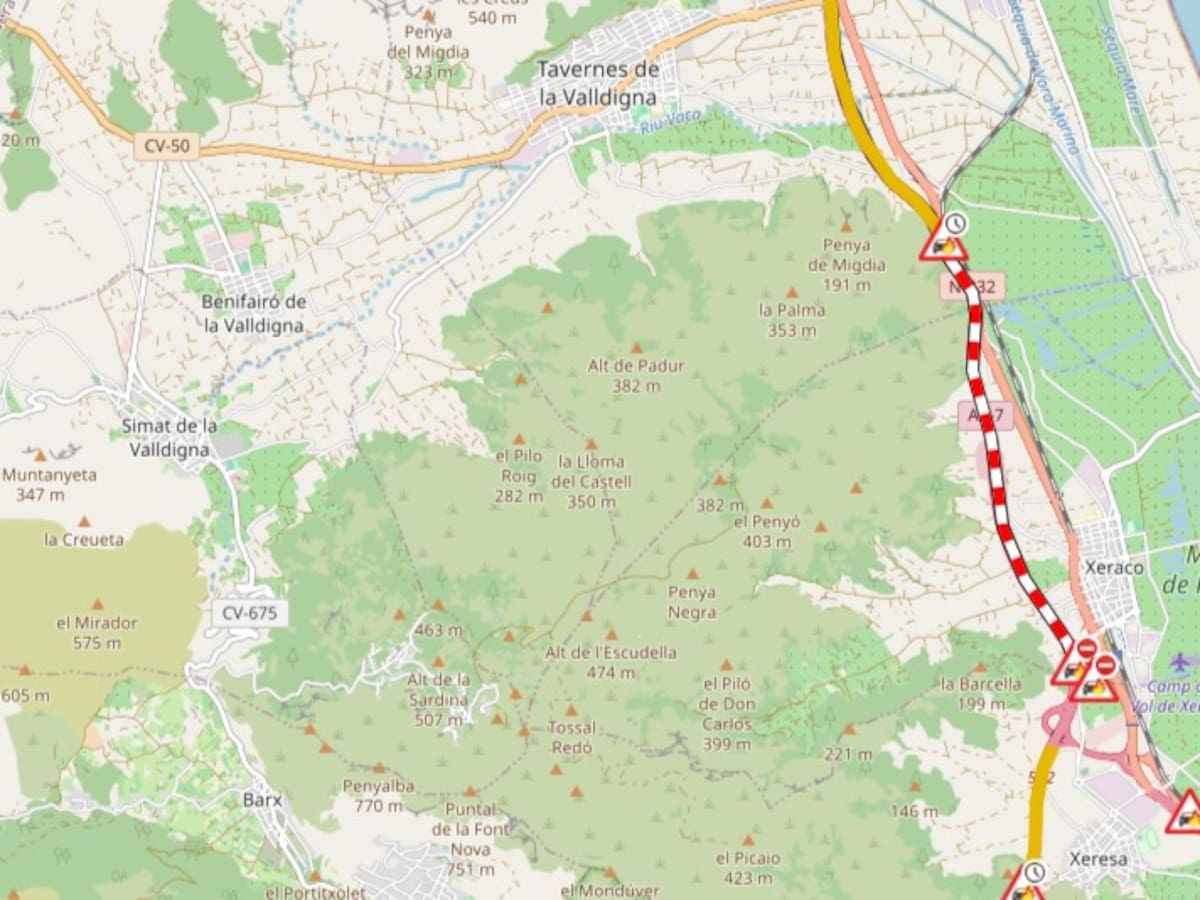 El incendio de un vehículo corta la AP7 a la altura de Tavernes de la Valldigna