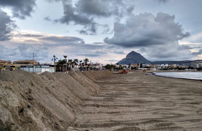 Dique levantado en la playa del Arenal, en Xàbia, ante los últimos temporales que han azotado el litoral.