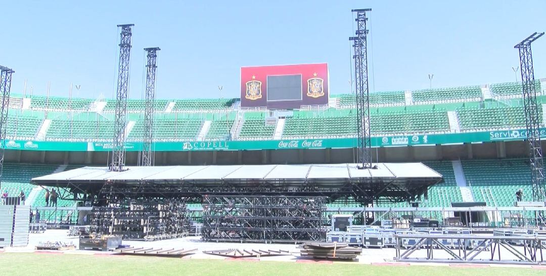 Montaje del escenario para el concierto