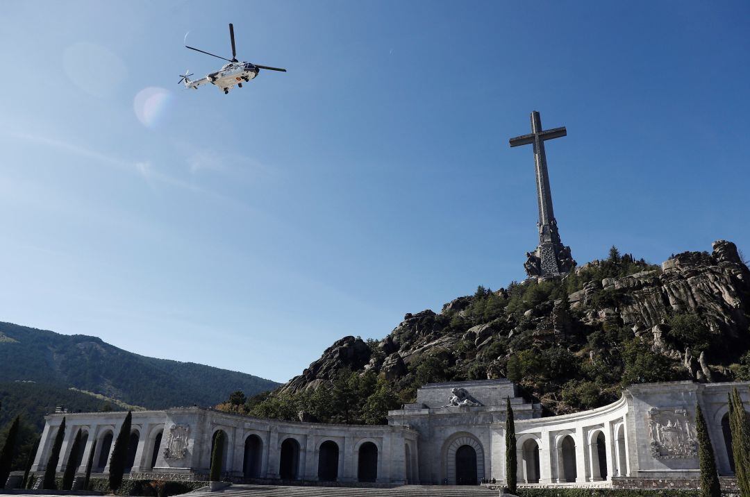 Un helicóptero despega con la momia de Francisco Franco del Valle de los Caídos.