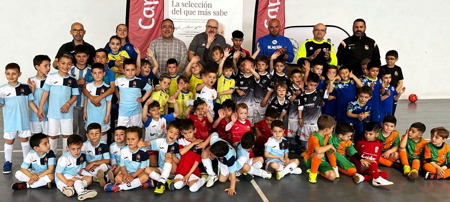 Foto de familia en el pabellón de Alcolea