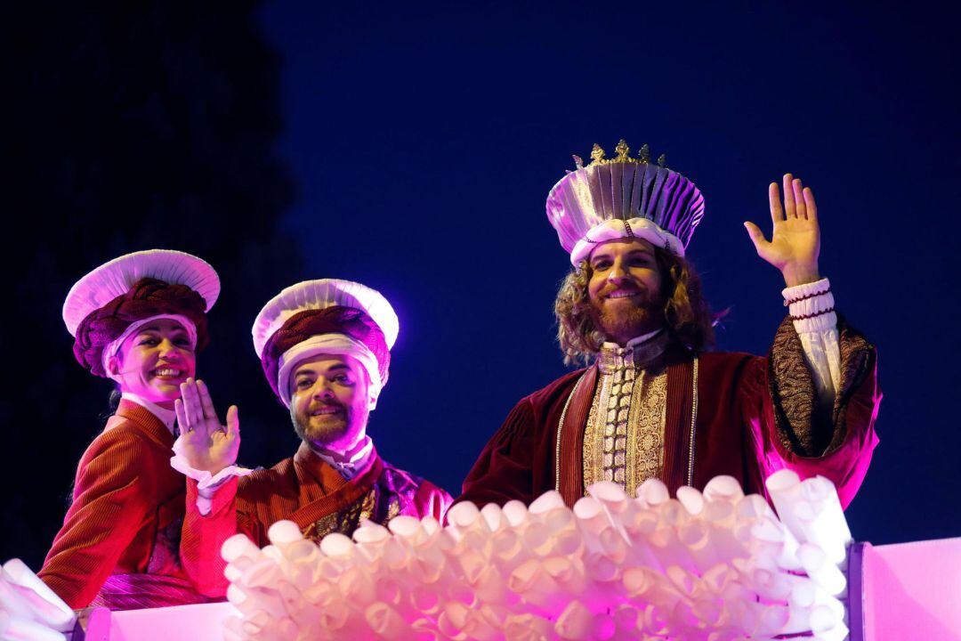 El Rey Gaspar saluda durante la tradicional Cabalgata de los Reyes Magos 