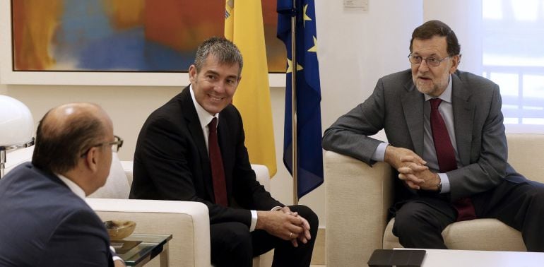 El presidente del Gobierno, Mariano Rajoy (d), conversa con el secretario general de Coalición Canaria, José Miguel Barragán (i), en presencia del presidente de Canarias, Fernando Clavijo (c), durante la reunión que han mantenido en el Palacio de la Moncl