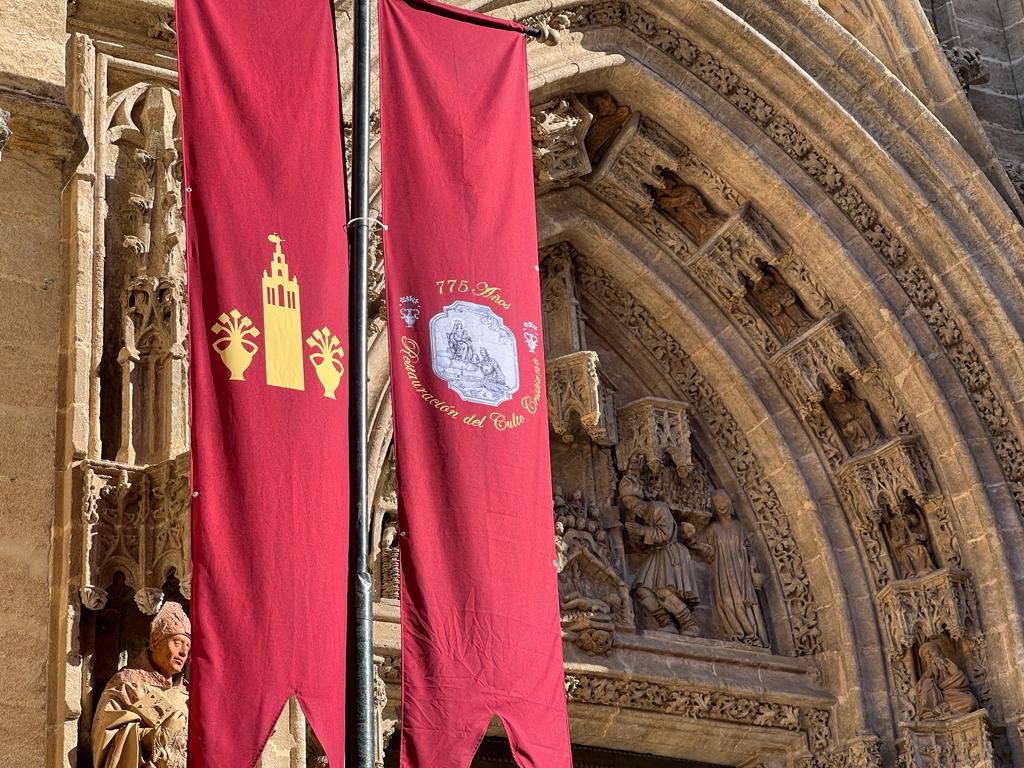 Gallardetes adornan los alrededores de la Catedral de Sevilla