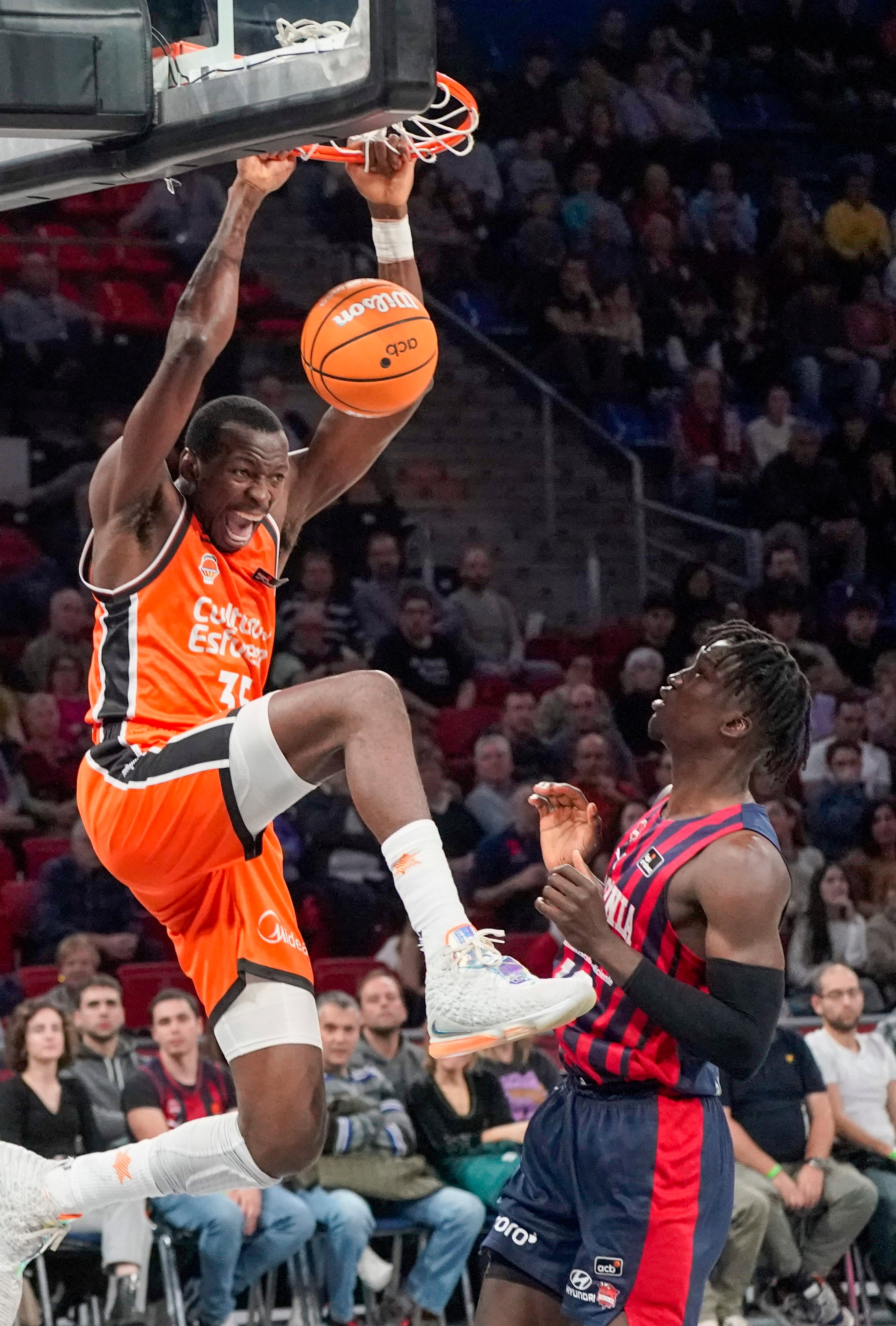 VITORIA, 01/12/2024.- El jugador del Baskonia Khalifa Diop (d) y Amida Brimah (i) del Valencia, en acción durante el partido de Liga Endesa de baloncesto que se disputa este domingo en el Fernando Buesa Arena. EFE/L. Rico
