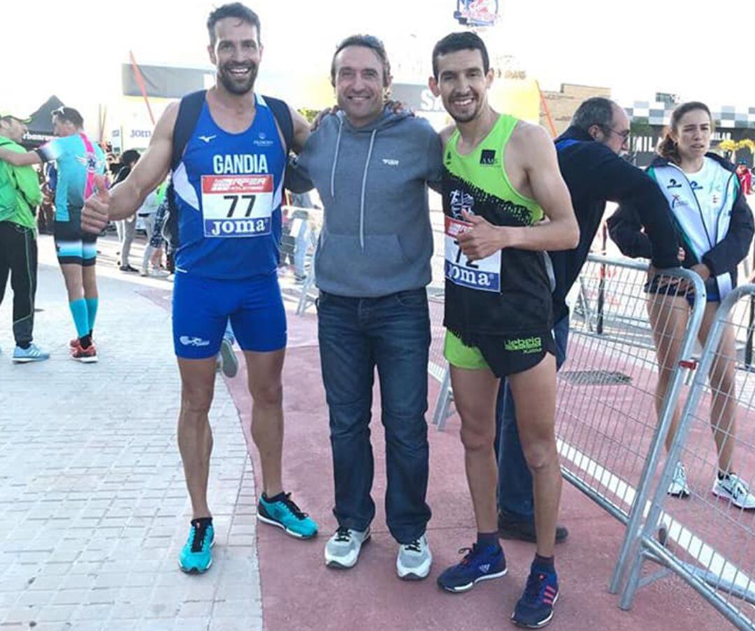 Moha Rida (d) y Juanra Pous (i), con su entrenador Franc Beneyto. 