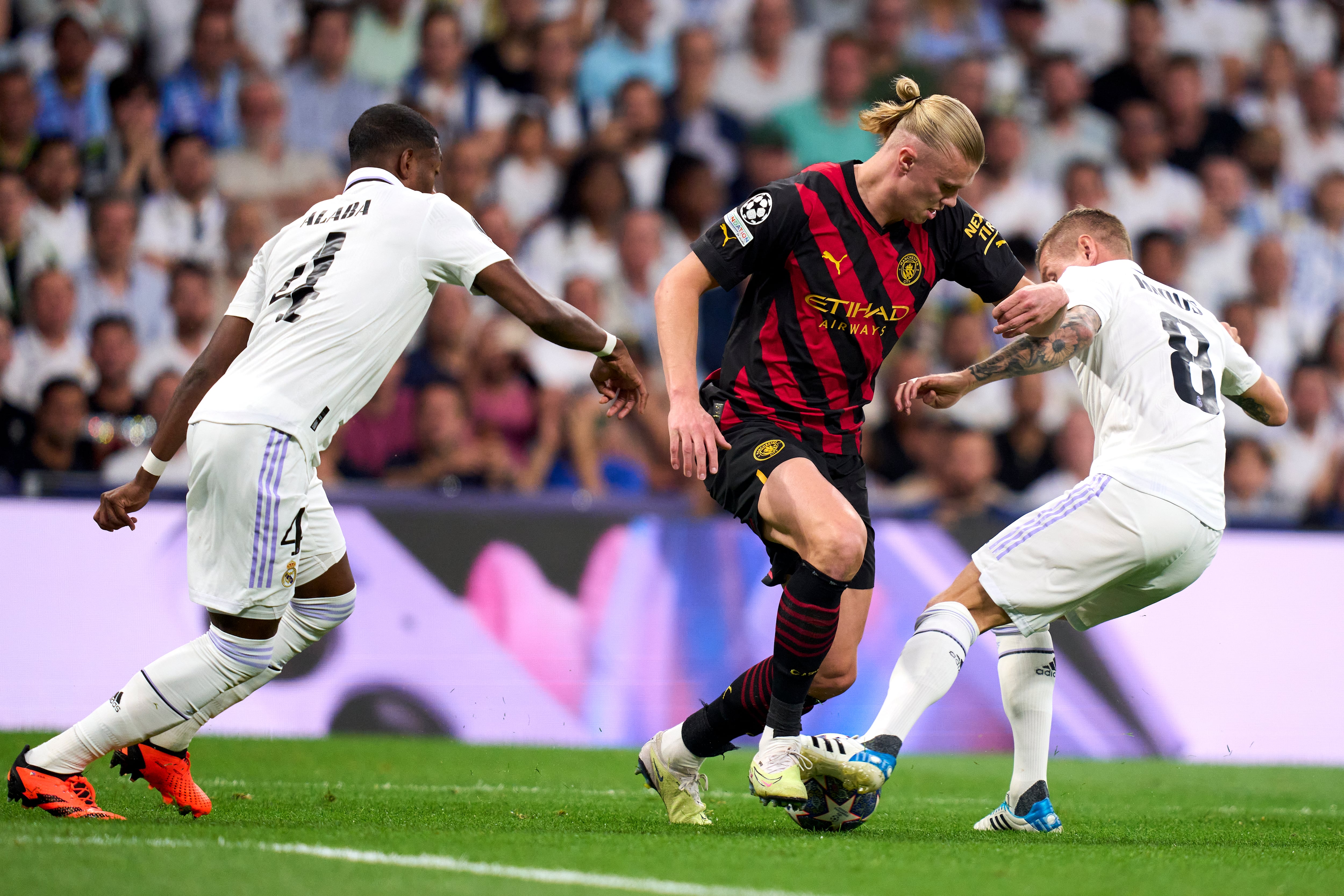 Disputa de un balón entre Halaand y Kroos (Photo by Diego Souto/Quality Sport Images/Getty Images)