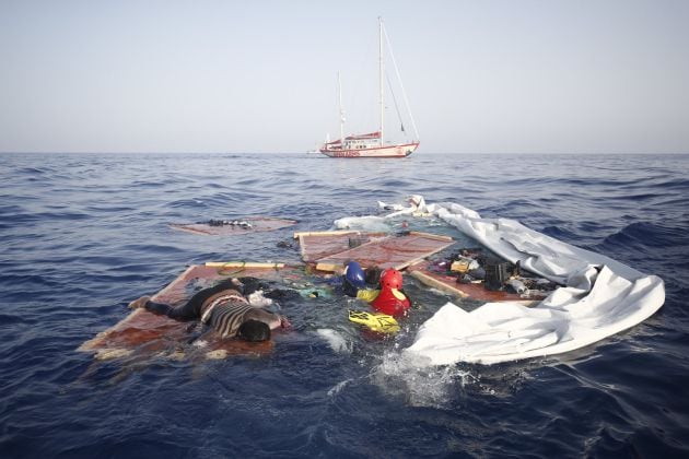 Los cuerpos de los inmigrantes sobre la barcaza destruida