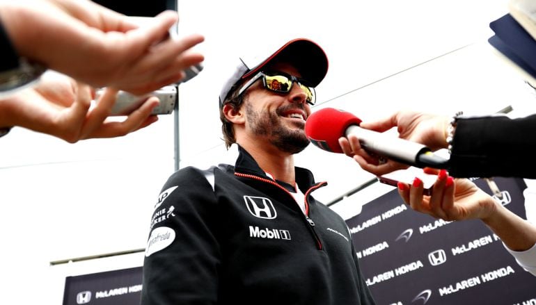 Alonso, muy sonriente en Silverstone