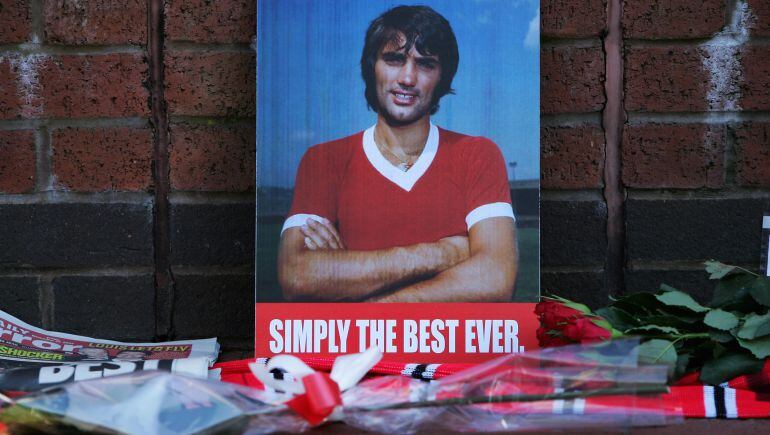 Una foto recuerda a George Best el día de su fallecimiento en Old Trafford, el estadio del Manchester United.