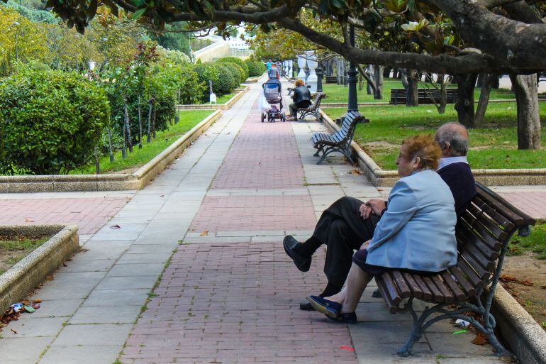 Mayores en el parque Labordeta de Zaragoza